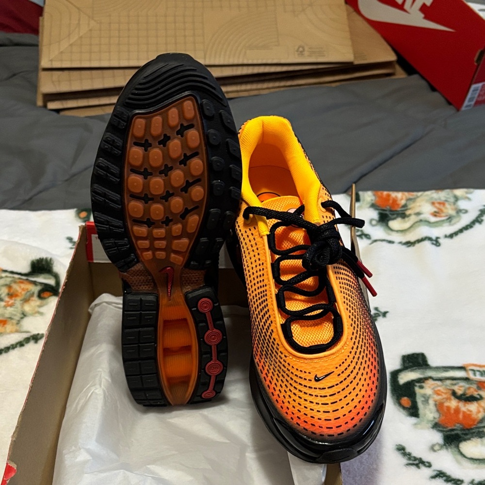 Nike mens Vibrant Orange and Black Sneakers - Picture 5 of 5